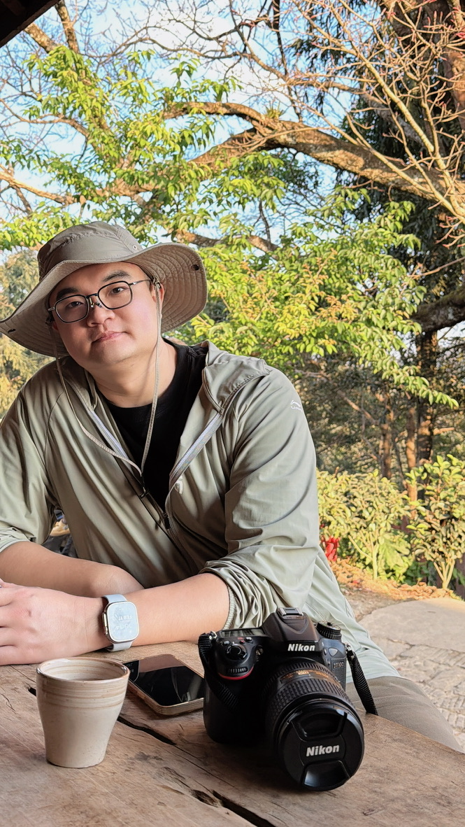 陈国富 Carlos 在树荫下旅行休息