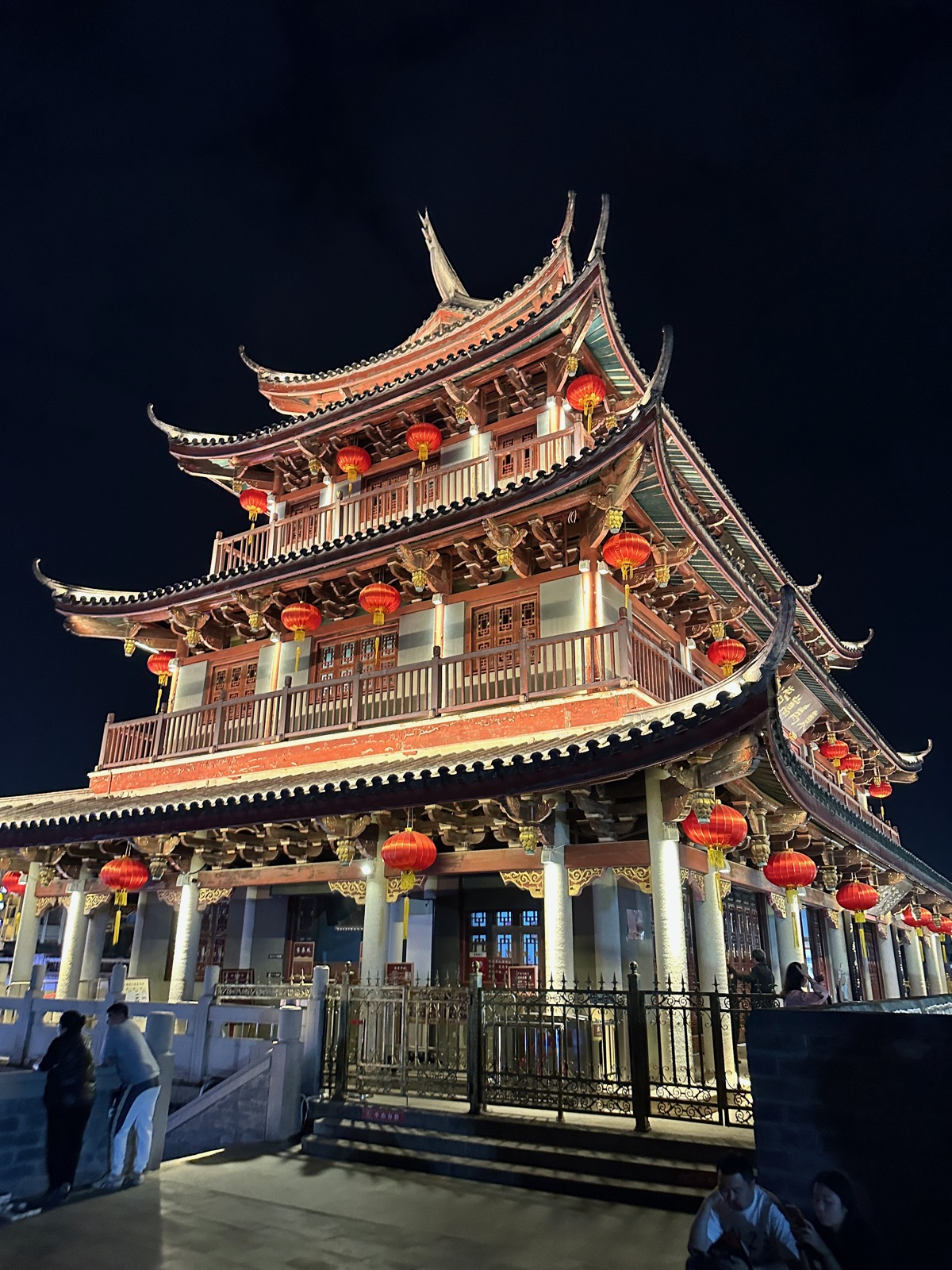 陈国富夜晚在古城前留影