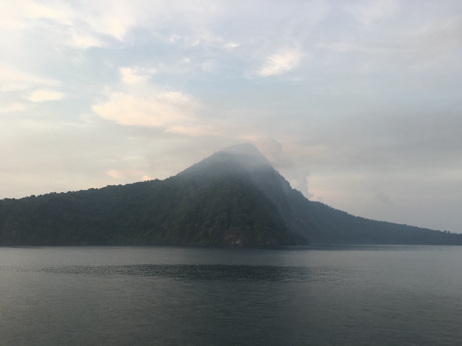 海上航线中的山与水